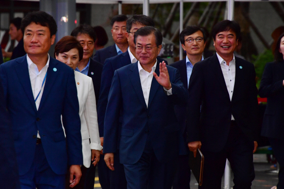 문재인 대통령이 5일 서울시 구로구 행복주택에서 신혼부부 및 청년 주거대책 발표 행사에 입장하고 있다.  . 2018.07.05 도준석 기자 pado@seoul.co.kr