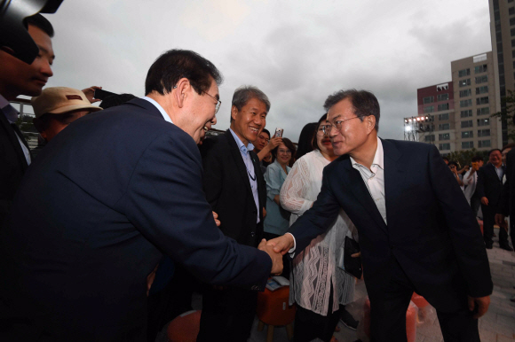 문재인 대통령이 5일 서울시 구로구 행복주택을 방문해 박원순 서울시장과  만나고 있다. 2018.07.05 도준석 기자 pado@seoul.co.kr