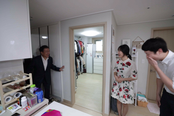 문재인 대통령이 5일 서울시 구로구 행복주택에 입주한 신혼부부 집을 방문하고 잇다. 2018.07.05 도준석 기자 pado@seoul.co.kr