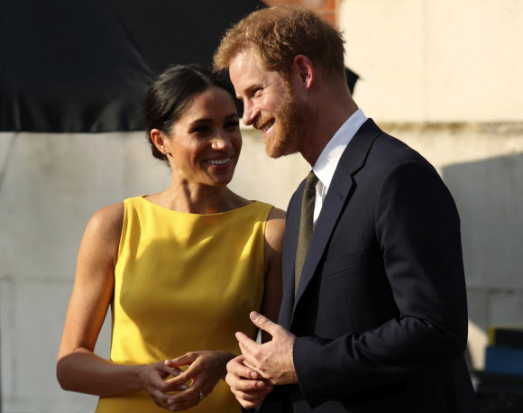 영국 서식스 공작 해리(오른쪽) 왕자와 서식스 공작부인 메건이 5일(현지시간) 런던의 말보로 하우스에서 영연방 청년들을 만남을 가지는 ‘커먼 웰쓰’청소년 도전 리셉션에 참석하고 있다. AP 연합뉴스