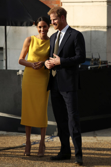 영국 서식스 공작 해리(오른쪽) 왕자와 서식스 공작부인 메건이 5일(현지시간) 런던의 말보로 하우스에서 영연방 청년들을 만남을 가지는 ‘커먼 웰쓰’청소년 도전 리셉션에 참석하고 있다. AP 연합뉴스