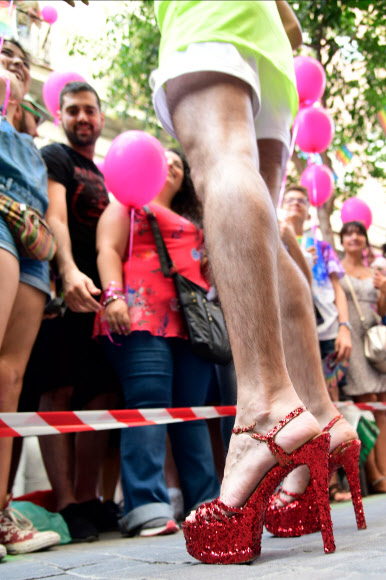 하이힐을 신은 참가자들이 5일(현지시간) 스페인 마드리드에서 열린 ‘2018 게이 프라이드(Gay Pride) 축제’ 축하 행사의 일환으로 ‘하이힐 레이스(High Heels Race)’ 시작을 기다리고 있다. AFP 연합뉴스