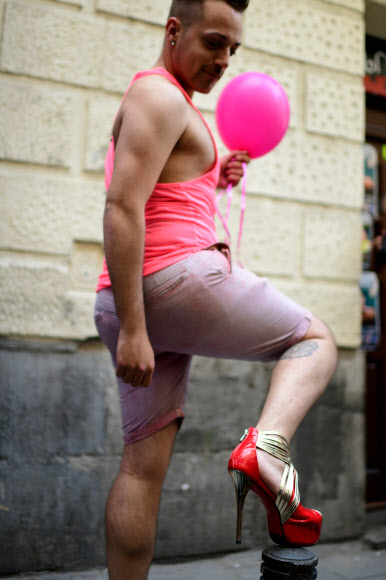 하이힐을 신은 참가자들이 5일(현지시간) 스페인 마드리드에서 열린 ‘2018 게이 프라이드(Gay Pride) 축제’ 축하 행사의 일환으로 ‘하이힐 레이스(High Heels Race)’ 시작을 기다리고 있다. AFP 연합뉴스