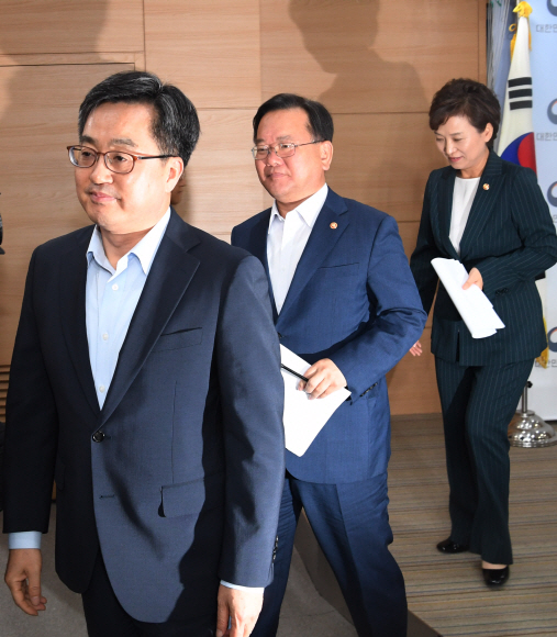 김동연 경제부총리와 김부겸 행정안전부 장관, 김현미 국토교통부 장관이  6일 오전 서울 종로구 정부서울청사 브리핑룸에서 초고가 및 3주택 이상 다주택자 증세를 골자로 한 종합부동산세 개편방안을 발표한 뒤 회견장을 나서고 있다. 2018.7.6  김명국선임기자 daunso@seoul.co.kr