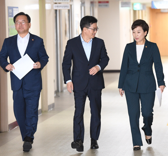 김동연 경제부총리가 6일 서울 종로구 정부서울청사에서   초고가 및 3주택 이상 다주택자 증세를 골자로 한 종합부동산세 개편방안을 발표하기 위해 브리핑장으로 들어서고 있다.2018.7.6 김명국선임기자 daunso@seoul.co.kr