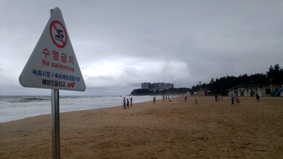 개장은 했지만…썰렁한 해수욕장