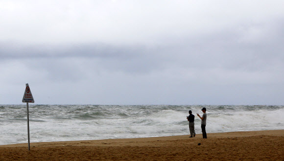 궂은 날씨…개장 분위기 실종