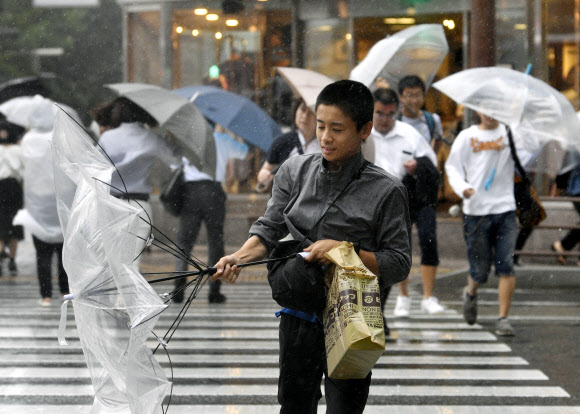 일본 열도 곳곳 폭우 피해…뒤집힌 우산