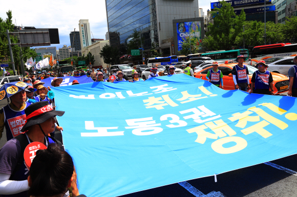 ‘법외노조 취소-노동3권 쟁취 전국교사결의대회’에 참가한 전국교직원노동조합(전교조) 조합원들이 6일 오후 서울 중구 서울파이낸스센터 앞에서 시위를하고 있다. 이날 참가자들은 법외노조 통보 취소, 해고자 복귀, 교사의 노동3권 보장, 성과급?교원평가 폐지를 촉구하며 연가투쟁을 벌였다. 2018.7.6이호정 기자hojeong@seoul.co.kr