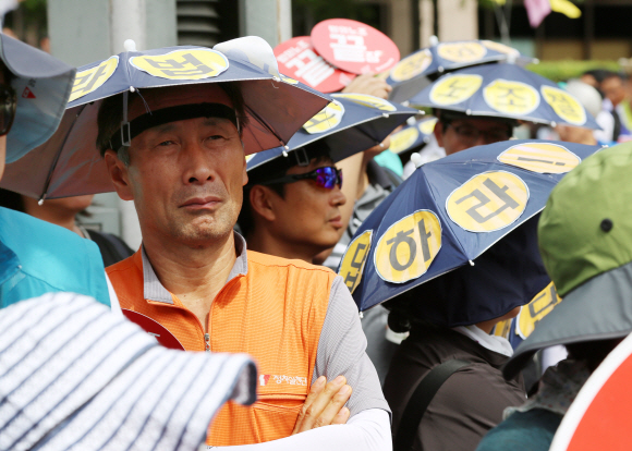 ‘법외노조 취소-노동3권 쟁취 전국교사결의대회’에 참가한 전국교직원노동조합(전교조) 조합원들이 6일 오후 서울 중구 서울파이낸스센터 앞에서 시위를하고 있다. 이날 참가자들은 법외노조 통보 취소, 해고자 복귀, 교사의 노동3권 보장, 성과급?교원평가 폐지를 촉구하며 연가투쟁을 벌였다. 2018.7.6이호정 기자hojeong@seoul.co.kr
