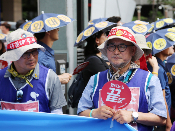 ‘법외노조 취소-노동3권 쟁취 전국교사결의대회’에 참가한 전국교직원노동조합(전교조) 조합원들이 6일 오후 서울 중구 서울파이낸스센터 앞에서 시위를하고 있다. 이날 참가자들은 법외노조 통보 취소, 해고자 복귀, 교사의 노동3권 보장, 성과급?교원평가 폐지를 촉구하며 연가투쟁을 벌였다. 2018.7.6이호정 기자hojeong@seoul.co.kr