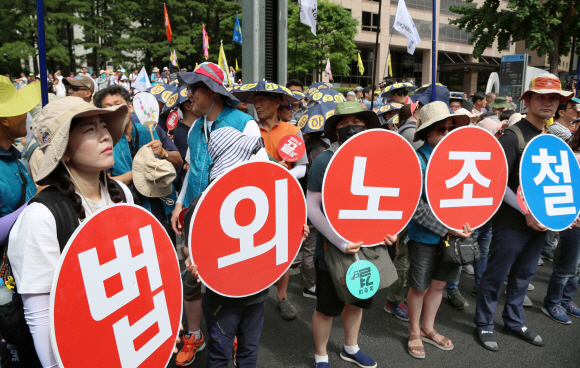 ‘법외노조 취소-노동3권 쟁취 전국교사결의대회’에 참가한 전국교직원노동조합(전교조) 조합원들이 6일 오후 서울 중구 서울파이낸스센터 앞에서 시위를하고 있다. 이날 참가자들은 법외노조 통보 취소, 해고자 복귀, 교사의 노동3권 보장, 성과급?교원평가 폐지를 촉구하며 연가투쟁을 벌였다. 2018.7.6이호정 기자hojeong@seoul.co.kr