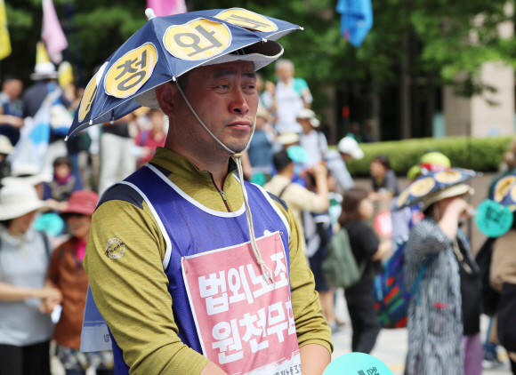 ‘법외노조 취소-노동3권 쟁취 전국교사결의대회’에 참가한 전국교직원노동조합(전교조) 조합원들이 6일 오후 서울 중구 서울파이낸스센터 앞에서 시위를하고 있다. 이날 참가자들은 법외노조 통보 취소, 해고자 복귀, 교사의 노동3권 보장, 성과급?교원평가 폐지를 촉구하며 연가투쟁을 벌였다. 2018.7.6이호정 기자hojeong@seoul.co.kr