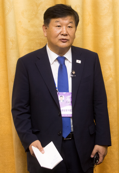 노태강 문화체육부 차관이 6일 오전 평양 고려호텔에서 전날 열린 체육실무회담에 관련된 내용을 설명하고 있다. 2018.7.6 사진공동취재단