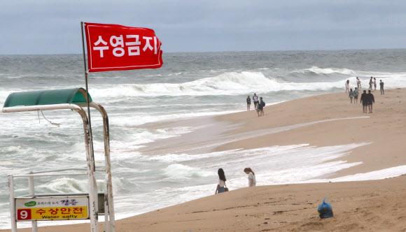 강원 해수욕장 개장…높은 파도로 수영 금지