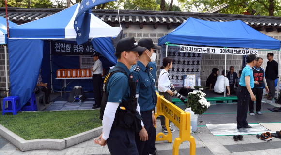 4일 서울 중구 대한문 옆 돌담길에 쌍용자동차 해고 노동자 고(故) 김주중씨를 추모하기 위한 분향소와 천안함 사건으로 희생된 46명 용사를 기리는 분향소가 나란히 설치돼 있다. 앞서 대한문 앞에서 집회를 벌여오던 보수단체 회원들과 충돌이 있었던 금속노조는 결국 오후 3시 경 분향소 위치를 대한문 앞에서 천안함 분향소 옆으로 옮겼다.  박윤슬 기자 seul@seoul.co.kr