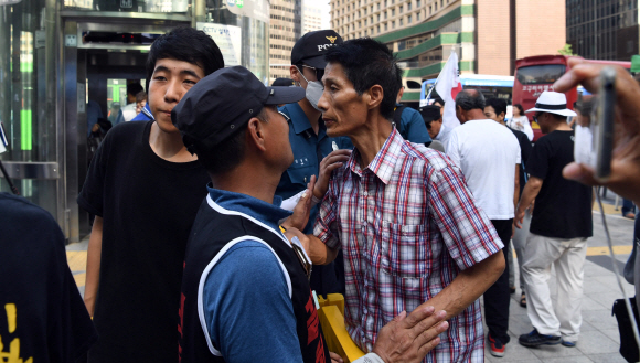 4일 서울 중구 대한문 옆 돌담길에서 보수단체 회원들과  쌍용자동차 해고 노동자 고(故) 김주중씨를 추모하기 위해 분향소를 찾은 시민들이 충돌하고 있다.  대한문 앞에 분향소를 설치하며 보수단체와 충돌을 빚었던 금속노조는 결국 오후 3시 경 분향소 위치를 대한문 앞에서 천안함 분향소 옆으로 옮겼다.   박윤슬 기자 seul@seoul.co.kr