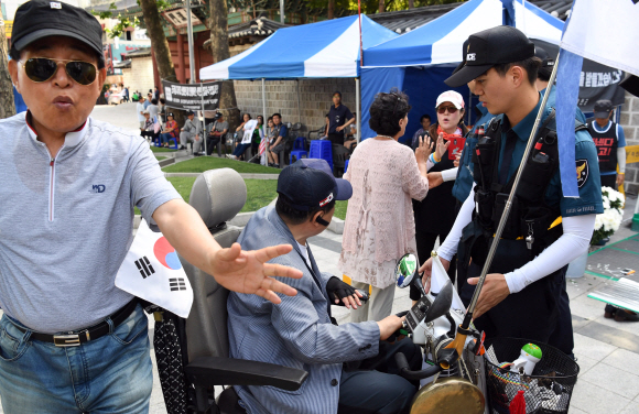4일 서울 중구 대한문 옆 돌담길에서 보수단체 회원들과  쌍용자동차 해고 노동자 고(故) 김주중씨를 추모하기 위해 분향소를 찾은 시민들이 충돌하고 있다.  대한문 앞에 분향소를 설치하며 보수단체와 충돌을 빚었던 금속노조는 결국 오후 3시 경 분향소 위치를 대한문 앞에서 천안함 분향소 옆으로 옮겼다.  박윤슬 기자 seul@seoul.co.kr