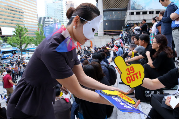 ‘기내식 대신 피켓’ 나눠주는 승무원