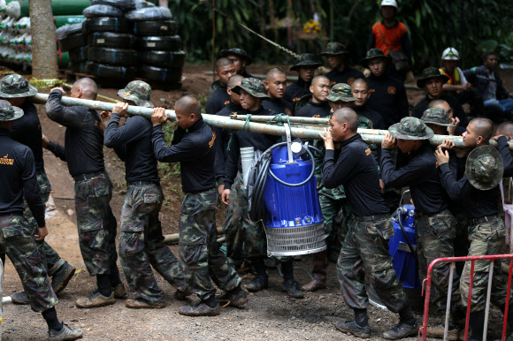 배수펌프 옮기는 태국 군인들