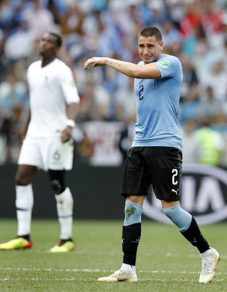 우루과이의 호세 히메네스가 6일(현지시간) 러시아 니즈니노브고로드 스타디움에서 열린 2018 러시아 월드컵 8강전 프랑스와의 경기중 눈물을 흘리고 있다. AP 연합뉴스