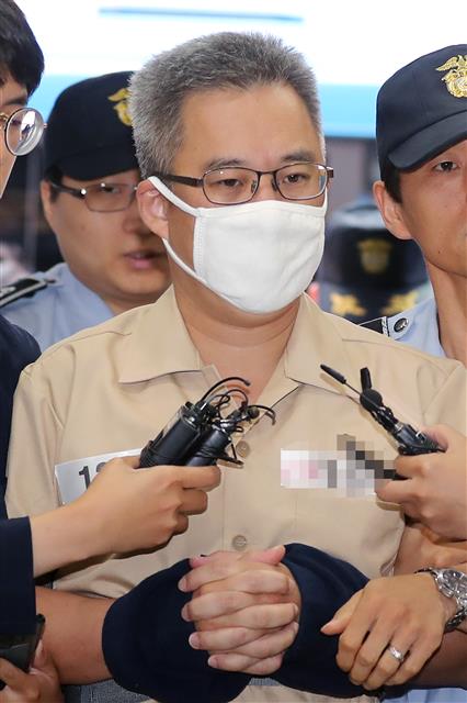 댓글조작 의혹 관련 혐의를 받고 있는 ‘드루킹’ 김모씨가 7일 오전 대면조사를 위해 서울 강남구 드루킹 특검 사무실로 소환되고 있다. 2018.7.7 뉴스1