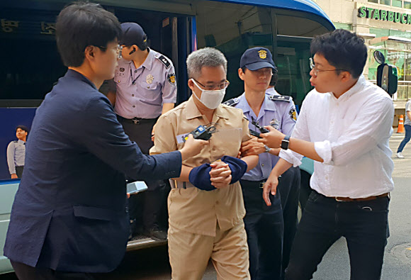 네이버 댓글 여론조작 혐의를 받는 파워블로거 ‘드루킹’ 김동원 씨가 7일 조사를 받기 위해 서초구 특검 사무실로 출석하고 있다. 2018.7.7  연합뉴스
