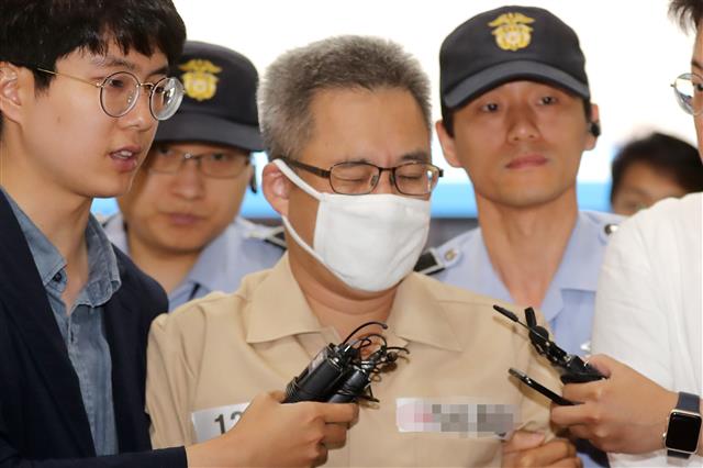 댓글조작 의혹 관련 혐의를 받고 있는 ‘드루킹’ 김모씨가 7일 오전 대면조사를 위해 서울 강남구 드루킹 특검 사무실로 소환되고 있다. 2018.7.7 뉴스1