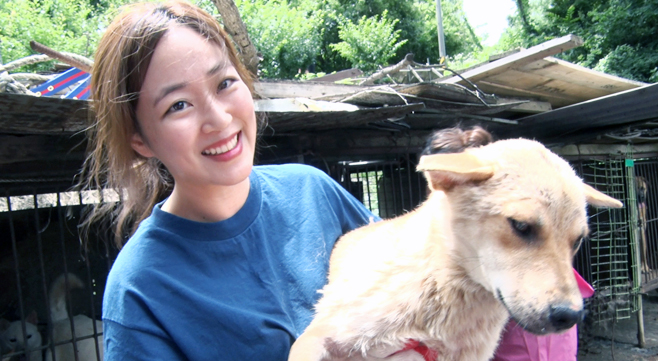 배우 김효진이 지난 6일 오전 경기도 남양주시의 한 개농장에서 구조된 개를 안고 환하게 웃고 있다.