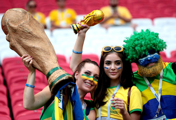 브라질 축구팬들이 6일(현지시간) 러시아의 카잔 아레나에서 열린 2018 러시아 월드컵 8강전 벨기에와의 경기가 시작되기를 기다리고 있다. EPA 연합뉴스
