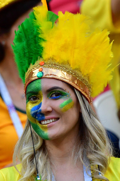 브라질 축구팬이 6일(현지시간) 러시아의 카잔 아레나에서 열린 2018 러시아 월드컵 8강전 벨기에와의 경기가 시작되기를 기다리고 있다. AFP 연합뉴스