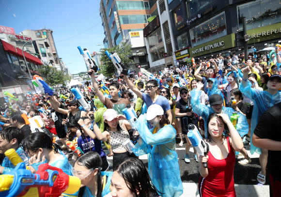 7일 오후 서울 서대문구 신촌 연세로에서 열린 제6회 신촌물총축제에서 참가자들이 축제를 즐기고 있다. 2018.7.7 연합뉴스