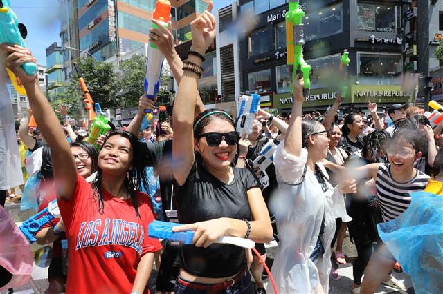 7일 오후 서울 서대문구 연세로에서 열린 ‘제6회 신촌물총축제’에서 시민들이 물총싸움을 하며 더위를 날려 보내고 있다. 이번 축제는 ‘로봇(안드로이드)과 인간의 한판 물총 대결’이라는 콘셉트로 진행됐다. 2018.7.7 뉴스1