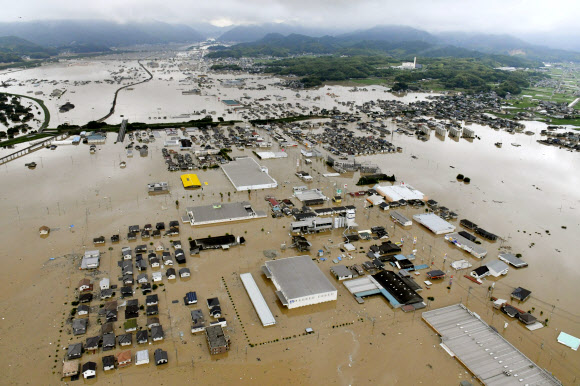 일본 오카야마현 구라시키시 마비초 마을이 7일 물에 잠겨있다. 일본 서남부 지역에는 48시간 최고 650㎜에 이르는 폭우가 쏟아졌다. 2018.7.7 연합뉴스