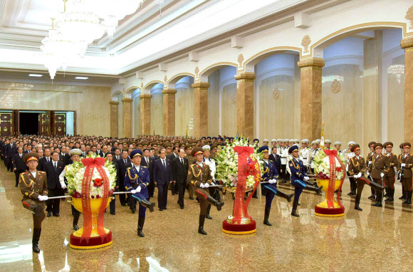 북한 고위 간부들, 김일성 24주기에 금수산궁전 참배