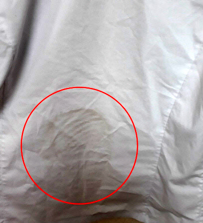 교복에 찍힌 발자국