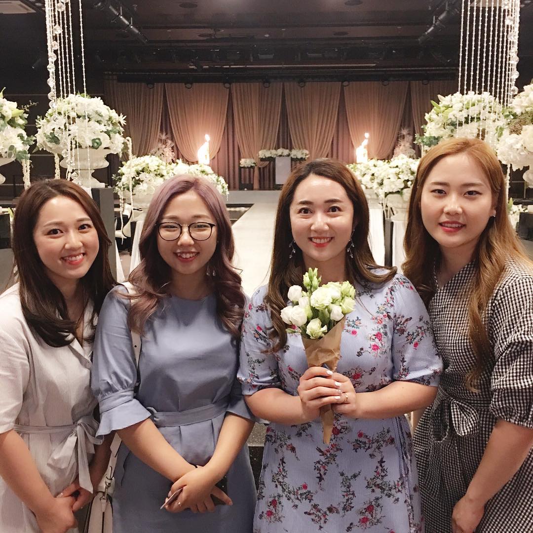 여자 컬링대표팀 주장 김은정(28·경상북도체육회)이 7일 대구미술관 라온컨벤션에서 결혼식을 올렸다. 같은 팀 김경애, 김선영, 김경미, 김초희(왼쪽부터)가 축하해주기 위해 식장을 찾았다. 2018.7.8  인스타그램(@stseventgo)
