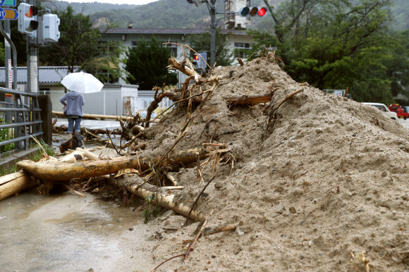 폭우 내린 일본…도로 가로막은 토사