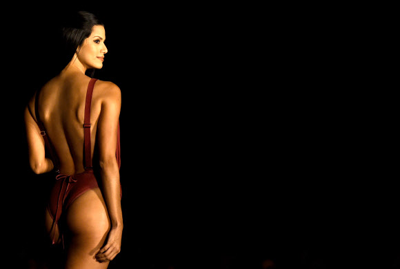 7일(현지시간) 스리랑카의 콜롬보에서 열린 ‘콜롬보 수영복 위크’ 패션쇼에서 모델이 HAH의 컬렉션을 선보이고 있다. AFP 연합뉴스