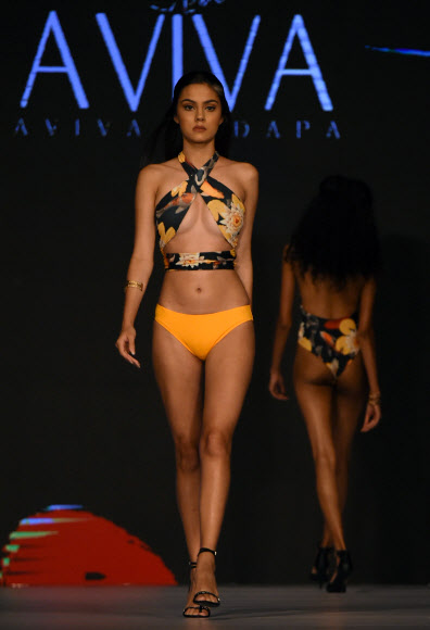 7일(현지시간) 스리랑카의 콜롬보에서 열린 ‘콜롬보 수영복 위크’ 패션쇼에서 모델이 아비바(Aviva)의 컬렉션을 선보이고 있다. AFP 연합뉴스