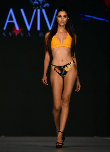 7일(현지시간) 스리랑카의 콜롬보에서 열린 ‘콜롬보 수영복 위크’ 패션쇼에서 모델이 아비바(Aviva)의 컬렉션을 선보이고 있다. AFP 연합뉴스