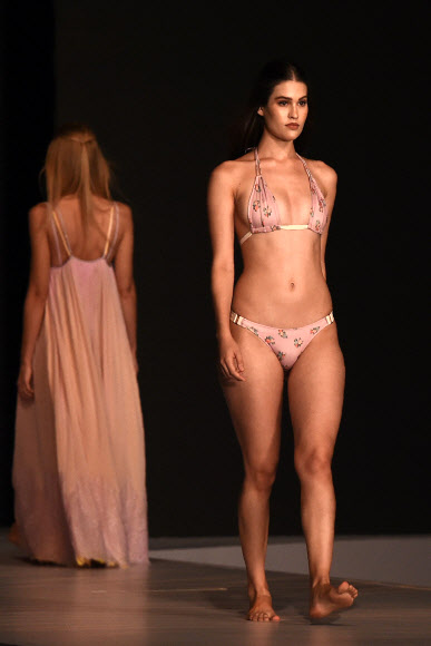 7일(현지시간) 스리랑카의 콜롬보에서 열린 ‘콜롬보 수영복 위크’ 패션쇼에서 모델이 HAH의 컬렉션을 선보이고 있다. AFP 연합뉴스