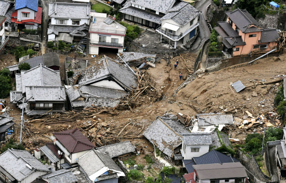 일본 히로시마 쿠레시의 주택들이 기록적인 폭우에 밀려온 토사와 강물에 성냥갑처럼 쓸려 내려가고 있다. 규슈 등 서남부 지역에 사흘째 퍼부은 물폭탄으로 8일 현재 최소 120여명이 숨지거나 실종되고 대규모 이재민이 발생했다. 히로시마 AP 연합뉴스
