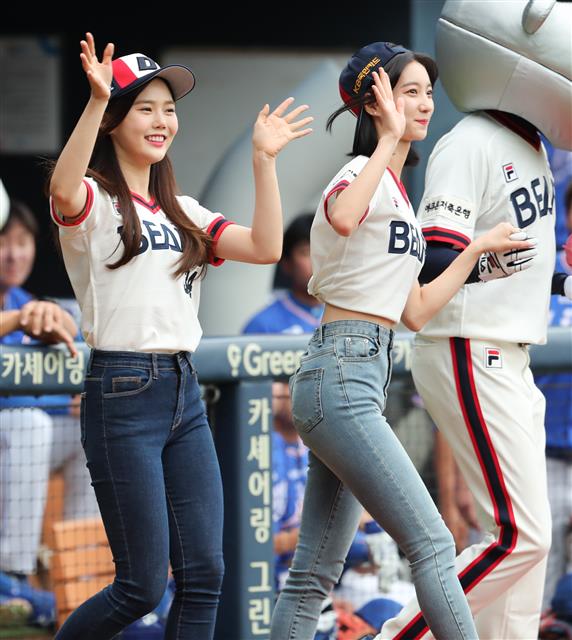 걸그룹 오마이걸 비니와 효정(왼쪽)이 8일 서울 송파구 잠실야구장에서 열린 ‘2018 신한은행 MY CAR KBO리그’ 삼성 라이온즈와 두산 베어스의 경기에 앞서 시구를 하기 위해 마문드로 향하고 있다. 2018.7.8 뉴스1
