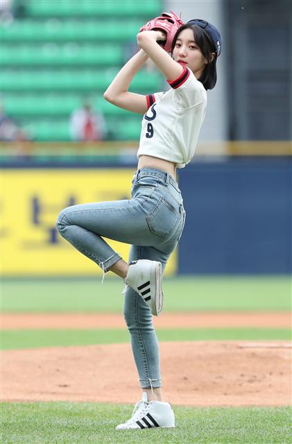 걸그룹 오마이걸 비니가 8일 서울 송파구 잠실야구장에서 열린 ‘2018 신한은행 MY CAR KBO리그’ 삼성 라이온즈와 두산 베어스의 경기에 앞서 시구를 하고 있다. 2018.7.8 뉴스1