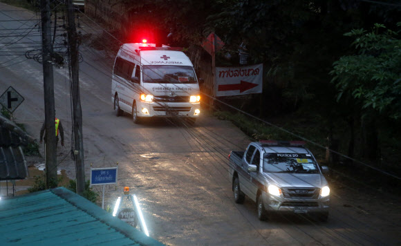 8일 태국 북부 치앙라이주(州) 탐루엉 동굴에 갇혀 있던 유소년 축구팀 소년들의 구조가 이뤄진 후 앰뷸런스가 주변 현장을 빠져나가고 있다. AP 연합뉴스