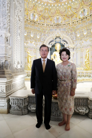 문 대통령 내외, 악샤르담 힌두사원 방문