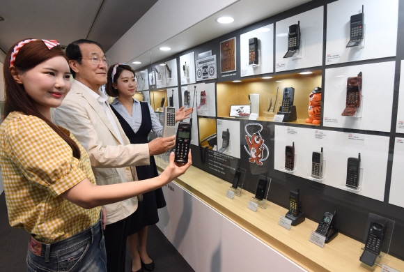 [서울포토] SKT, 휴대전화 30주년 기념 특별전 후원