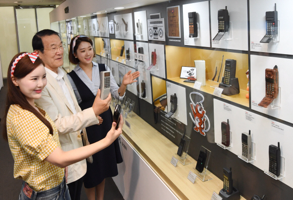 [서울포토] SKT, 휴대전화 30주년 기념 특별전 후원