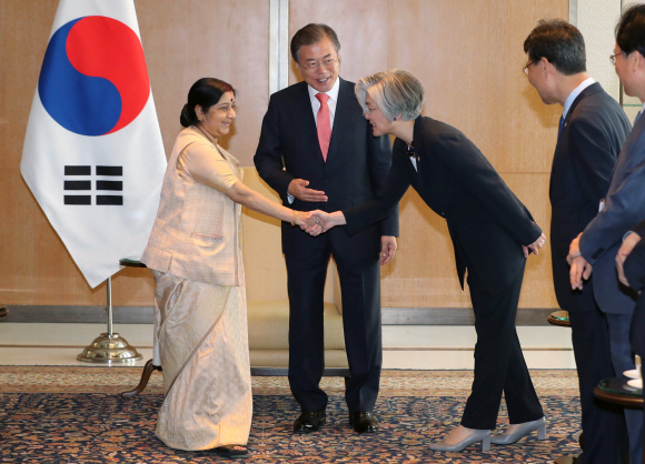 문재인 대통령이 인도 국빈방문 이틀째인 9일(현지시간) 인도 뉴델리 오베로이 호텔에서 수슈마 스와라지 외교장관과 접견 하는 가운데 강경화 외교부장관이 스와라지 인도 외교장관과 인사하고 있다. 2018. 7. 9 뉴델리=도준석 기자 pado@seoul.co.kr